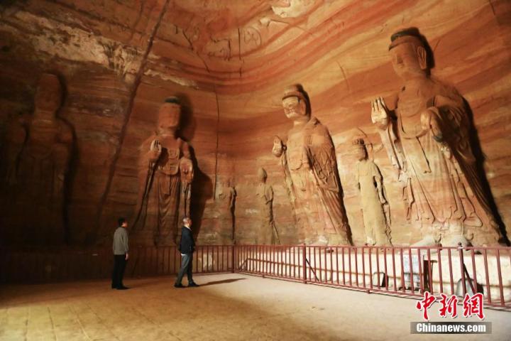 7月15日，游人參觀甘肅省平?jīng)鍪袥艽h百里石窟長廊中的南石窟寺1號窟。百里石窟長廊位于涇川縣境內(nèi)，由512個石窟、5眼窟中石井組成，現(xiàn)存王母宮石窟、鳳凰山石窟、南石窟寺、丈八寺石窟、羅漢洞石窟、太山寺石窟等規(guī)模較大的石窟群，還有數(shù)量眾多的小石窟群。南石窟寺開鑿于北魏永平三年，其中1號窟屬于大型七佛窟，七佛高達6米。中新社記者 李亞龍 攝