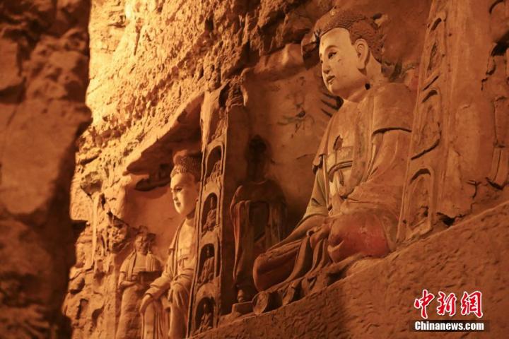 7月15日，甘肅省平?jīng)鍪袥艽h百里石窟長廊中的王母宮石窟造像。百里石窟長廊位于涇川縣境內(nèi)，由512個石窟、5眼窟中石井組成，現(xiàn)存王母宮石窟、鳳凰山石窟、南石窟寺、丈八寺石窟、羅漢洞石窟、太山寺石窟等規(guī)模較大的石窟群，還有數(shù)量眾多的小石窟群。王母宮石窟又名千佛洞，該窟設(shè)計宏大，造像生動，窟內(nèi)擁有造像數(shù)百尊，是較為珍貴的佛教文化歷史遺存。中新社記者 李亞龍 攝</p>
<p>