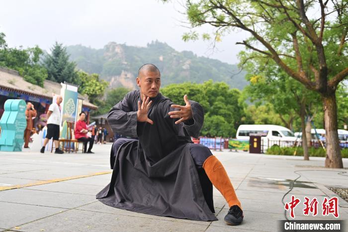 7月14日，甘肅省平?jīng)鍪嗅轻忌骄皡^(qū)內(nèi)，嵩山少林弟子展示武藝。7月13日至14日，“2024年北京體育大學(xué)第十五屆國(guó)際武術(shù)比賽交流大會(huì)暨首屆崆峒山國(guó)際武術(shù)大會(huì)”舉行，大會(huì)也在崆峒山景區(qū)進(jìn)行問(wèn)道崆峒、武術(shù)高級(jí)研修班、崆峒拜師等系列活動(dòng)。中新社記者 李亞龍 攝</p>
<p>