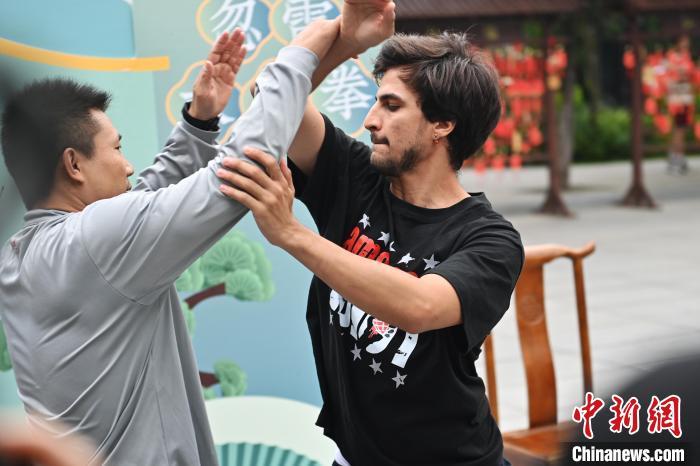 7月14日，甘肅省平?jīng)鍪嗅轻忌骄皡^(qū)內(nèi)，外籍武術(shù)愛(ài)好者(右)進(jìn)行忽雷太極拳切磋。7月13日至14日，“2024年北京體育大學(xué)第十五屆國(guó)際武術(shù)比賽交流大會(huì)暨首屆崆峒山國(guó)際武術(shù)大會(huì)”舉行，大會(huì)也在崆峒山景區(qū)進(jìn)行問(wèn)道崆峒、武術(shù)高級(jí)研修班、崆峒拜師等系列活動(dòng)。中新社記者 李亞龍 攝</p>
<p>