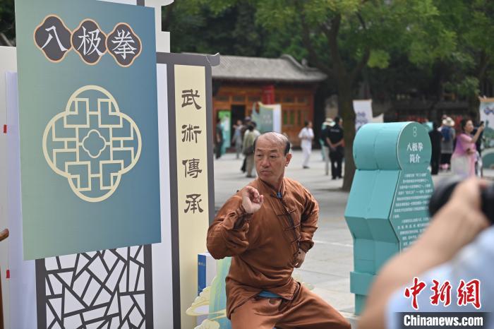 7月14日，甘肅省平?jīng)鍪嗅轻忌骄皡^(qū)內(nèi)，八極拳傳承人展示八極拳。7月13日至14日，“2024年北京體育大學(xué)第十五屆國(guó)際武術(shù)比賽交流大會(huì)暨首屆崆峒山國(guó)際武術(shù)大會(huì)”舉行，大會(huì)也在崆峒山景區(qū)進(jìn)行問(wèn)道崆峒、武術(shù)高級(jí)研修班、崆峒拜師等系列活動(dòng)。中新社記者 李亞龍 攝</p>
<p>