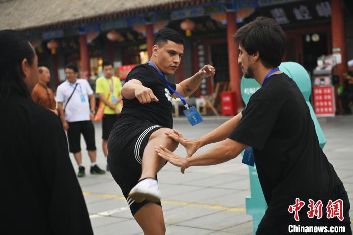 7月14日，甘肅省平?jīng)鍪嗅轻忌骄皡^(qū)內(nèi)，外籍武術(shù)愛(ài)好者切磋武藝。7月13日至14日，“2024年北京體育大學(xué)第十五屆國(guó)際武術(shù)比賽交流大會(huì)暨首屆崆峒山國(guó)際武術(shù)大會(huì)”舉行，大會(huì)也在崆峒山景區(qū)進(jìn)行問(wèn)道崆峒、武術(shù)高級(jí)研修班、崆峒拜師等系列活動(dòng)。中新社記者 李亞龍 攝
