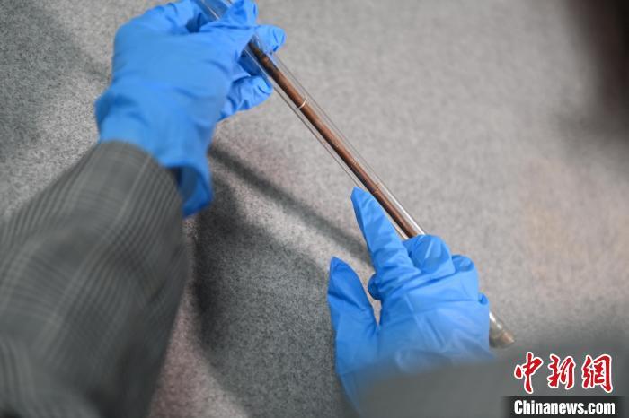 2024年5月7日，拍攝的甘肅省博物館館藏國(guó)寶級(jí)文物“白馬作”毛筆。李亞龍　攝