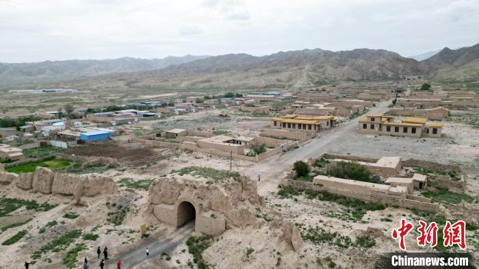 7月13日，位于山丹漢明長城遺址里的硤口古城。(無人機圖片) 　九美旦增 攝