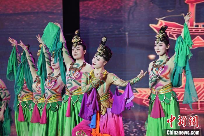 7月19日晚，第五屆黃河之濱文藝展演在蘭州體育文化廣場開幕。圖為開幕式演出敦煌舞蹈。張曦予 攝