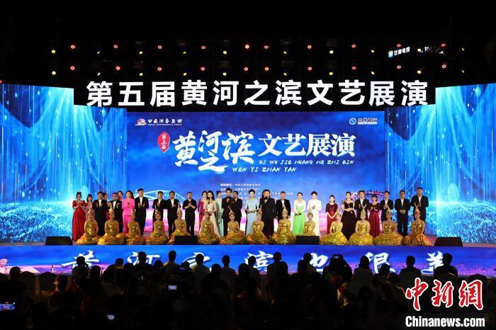 7月19日晚，第五屆黃河之濱文藝展演在蘭州體育文化廣場開幕。張曦予 攝