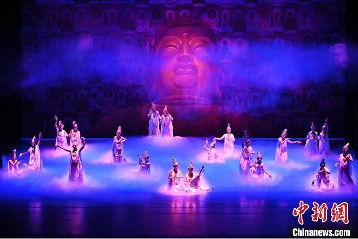7月18日晚，中國經(jīng)典舞劇《絲路花雨》在甘肅蘭州黃河劇院進(jìn)行演出。中國經(jīng)典舞劇《絲路花雨》迎來45周年，7月17日-8月4日在蘭州開啟為期多天的駐場演出。該舞劇取材于敦煌莫高窟壁畫，集中國霓裳羽衣舞、敦煌舞、印度舞、黑巾舞、波斯馬鈴舞等于一身，自1979年演出至今，該劇先后在40多個國家和地區(qū)演出近4000場，觀眾550多萬人次。中新社記者 李亞龍 攝</p>
<p>