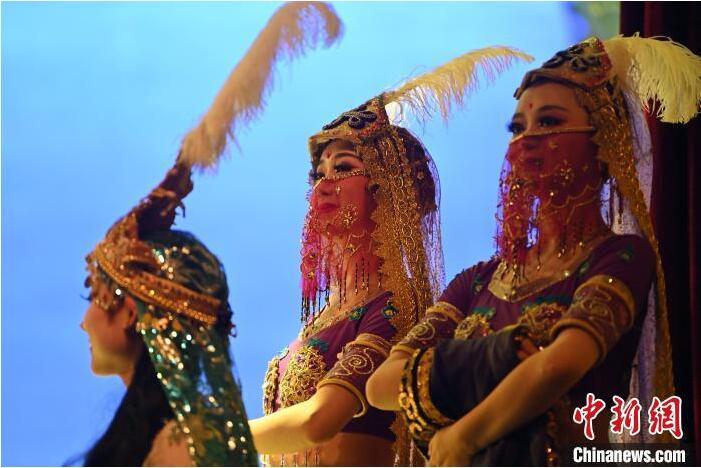 7月18日晚，中國經(jīng)典舞劇《絲路花雨》在甘肅蘭州黃河劇院進(jìn)行演出。中國經(jīng)典舞劇《絲路花雨》迎來45周年，7月17日-8月4日在蘭州開啟為期多天的駐場演出。該舞劇取材于敦煌莫高窟壁畫，集中國霓裳羽衣舞、敦煌舞、印度舞、黑巾舞、波斯馬鈴舞等于一身，自1979年演出至今，該劇先后在40多個國家和地區(qū)演出近4000場，觀眾550多萬人次。中新社記者 李亞龍 攝</p>
<p>