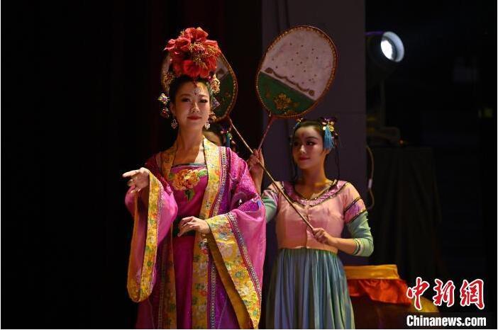 7月18日晚，中國經(jīng)典舞劇《絲路花雨》在甘肅蘭州黃河劇院進(jìn)行演出。中國經(jīng)典舞劇《絲路花雨》迎來45周年，7月17日-8月4日在蘭州開啟為期多天的駐場演出。該舞劇取材于敦煌莫高窟壁畫，集中國霓裳羽衣舞、敦煌舞、印度舞、黑巾舞、波斯馬鈴舞等于一身，自1979年演出至今，該劇先后在40多個國家和地區(qū)演出近4000場，觀眾550多萬人次。中新社記者 李亞龍 攝</p>
<p>