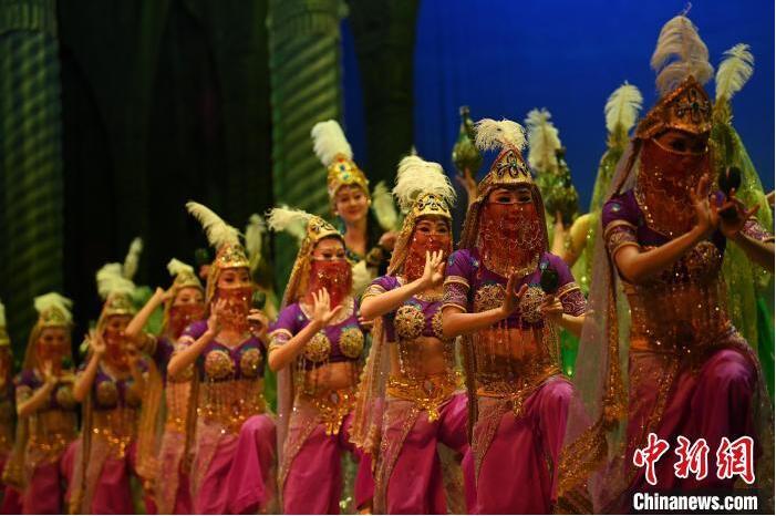 7月18日晚，中國經(jīng)典舞劇《絲路花雨》在甘肅蘭州黃河劇院進(jìn)行演出。中國經(jīng)典舞劇《絲路花雨》迎來45周年，7月17日-8月4日在蘭州開啟為期多天的駐場演出。該舞劇取材于敦煌莫高窟壁畫，集中國霓裳羽衣舞、敦煌舞、印度舞、黑巾舞、波斯馬鈴舞等于一身，自1979年演出至今，該劇先后在40多個國家和地區(qū)演出近4000場，觀眾550多萬人次。中新社記者 李亞龍 攝</p>
<p>