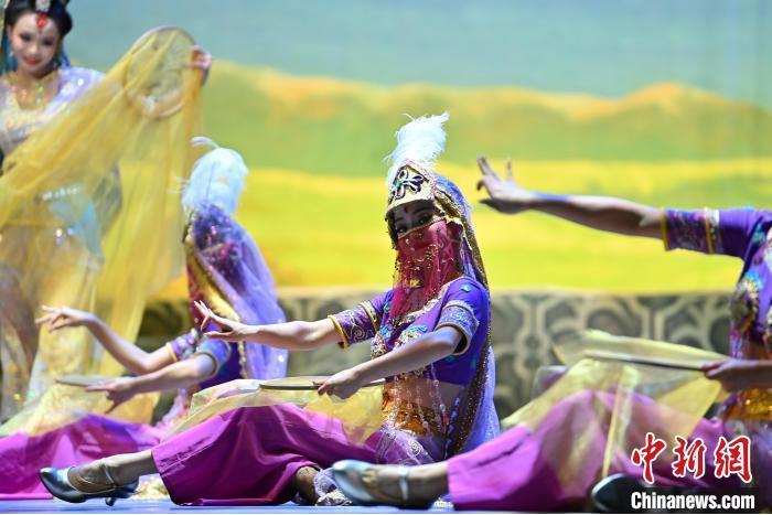 7月18日晚，中國經(jīng)典舞劇《絲路花雨》在甘肅蘭州黃河劇院進(jìn)行演出。中國經(jīng)典舞劇《絲路花雨》迎來45周年，7月17日-8月4日在蘭州開啟為期多天的駐場演出。該舞劇取材于敦煌莫高窟壁畫，集中國霓裳羽衣舞、敦煌舞、印度舞、黑巾舞、波斯馬鈴舞等于一身，自1979年演出至今，該劇先后在40多個國家和地區(qū)演出近4000場，觀眾550多萬人次。中新社記者 李亞龍 攝</p>
<p>