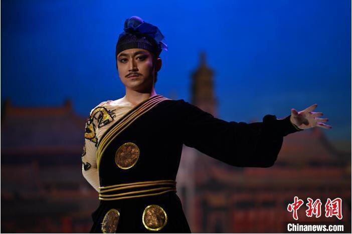 7月18日晚，中國經(jīng)典舞劇《絲路花雨》在甘肅蘭州黃河劇院進(jìn)行演出。中國經(jīng)典舞劇《絲路花雨》迎來45周年，7月17日-8月4日在蘭州開啟為期多天的駐場演出。該舞劇取材于敦煌莫高窟壁畫，集中國霓裳羽衣舞、敦煌舞、印度舞、黑巾舞、波斯馬鈴舞等于一身，自1979年演出至今，該劇先后在40多個國家和地區(qū)演出近4000場，觀眾550多萬人次。中新社記者 李亞龍 攝