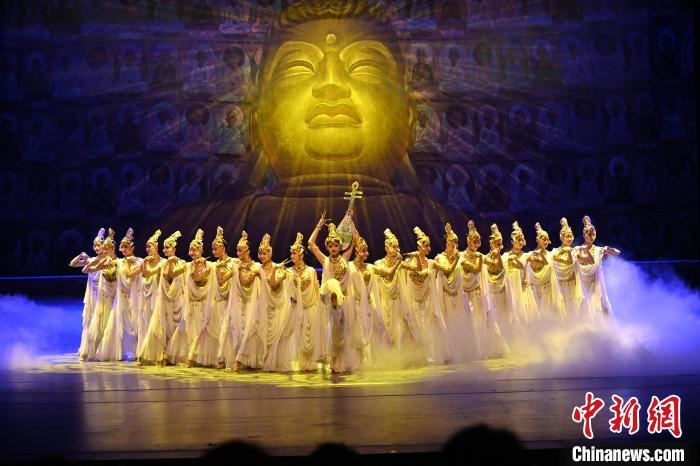 7月18日晚，中國經(jīng)典舞劇《絲路花雨》在甘肅蘭州黃河劇院演出。李亞龍 攝