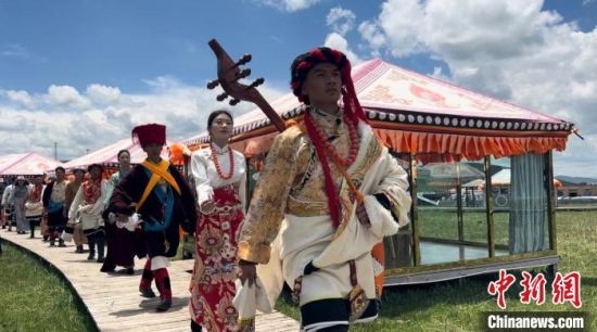 2024年6月，甘肅甘南藏族自治州上演藏服時裝秀。(資料圖)高瑩 攝