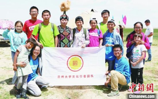 圖為蘭州大學(xué)文化行者團(tuán)隊(duì)走進(jìn)民族社區(qū)。(資料圖)蘭州大學(xué)供圖