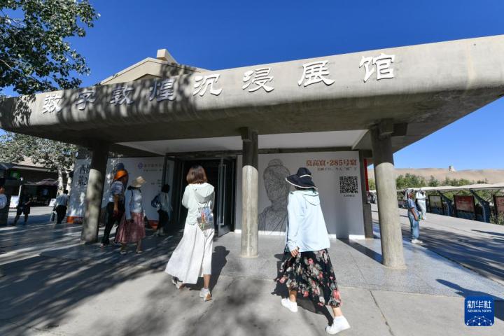 7月22日，游客排隊(duì)進(jìn)入“尋境敦煌——數(shù)字敦煌沉浸展”場館。新華社記者 郎兵兵 攝</p>
<p>