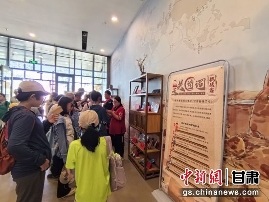 近日，玉門關(guān)遺址景區(qū)開啟了一場精彩紛呈的玉關(guān)詩詞挑戰(zhàn)賽，吸引眾多游人參與其中。玉門關(guān)遺址景區(qū)供圖