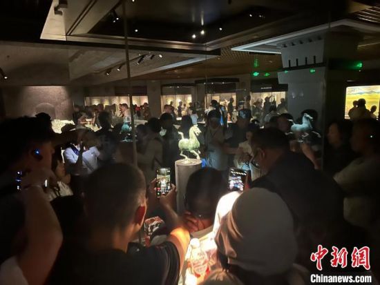 8月17日至23日，“濃濃民族情 兩岸一家親”臺灣同胞參訪團(tuán)甘肅行交流活動(dòng)在甘肅展開。圖為臺胞參觀甘肅省博物館。中新社記者 閆姣 攝