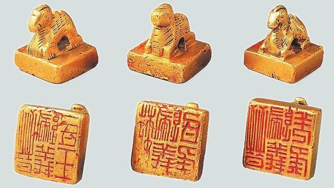 從左至右依次為“晉歸義羌侯”金印、“晉歸義氐王”金印、“魏歸義氐侯”金印