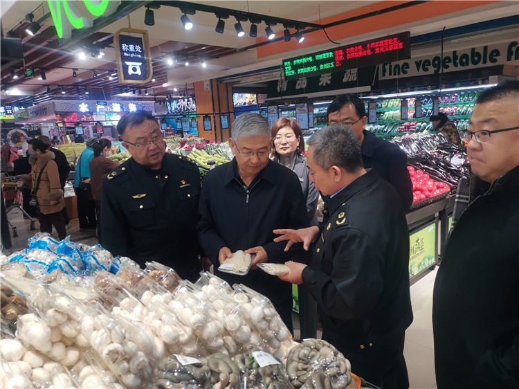 圖為市委常委、市紀(jì)委書記、市監(jiān)委主任張學(xué)勇調(diào)研食品安全責(zé)任包保企業(yè)西部天地商貿(mào)有限責(zé)任公司.jpg