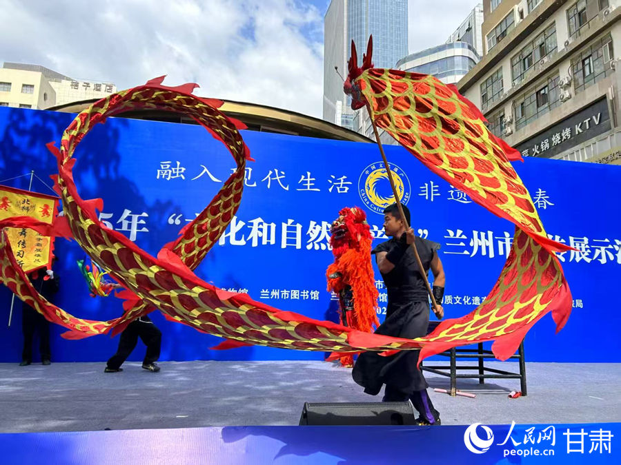 柴宗峰在2025年“文化和自然遺產(chǎn)日”蘭州市非遺宣傳展示活動中表演舞獅。人民網(wǎng)記者 焦隆攝