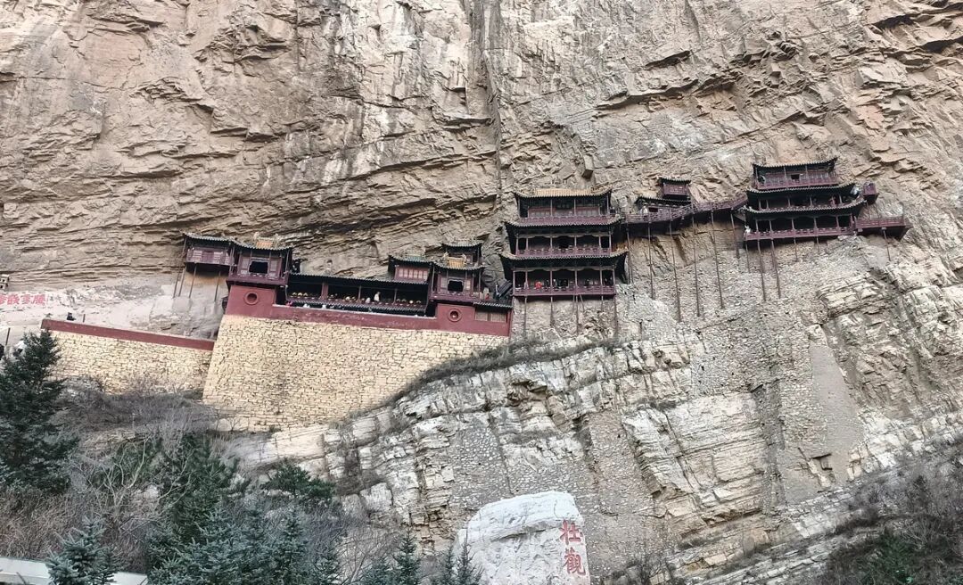央視曝光懸空寺景區(qū)亂象：門(mén)票售罄后還能加價(jià)代買(mǎi)、黑車(chē)攬客到落石區(qū)拍照…當(dāng)?shù)鼗貞?yīng)